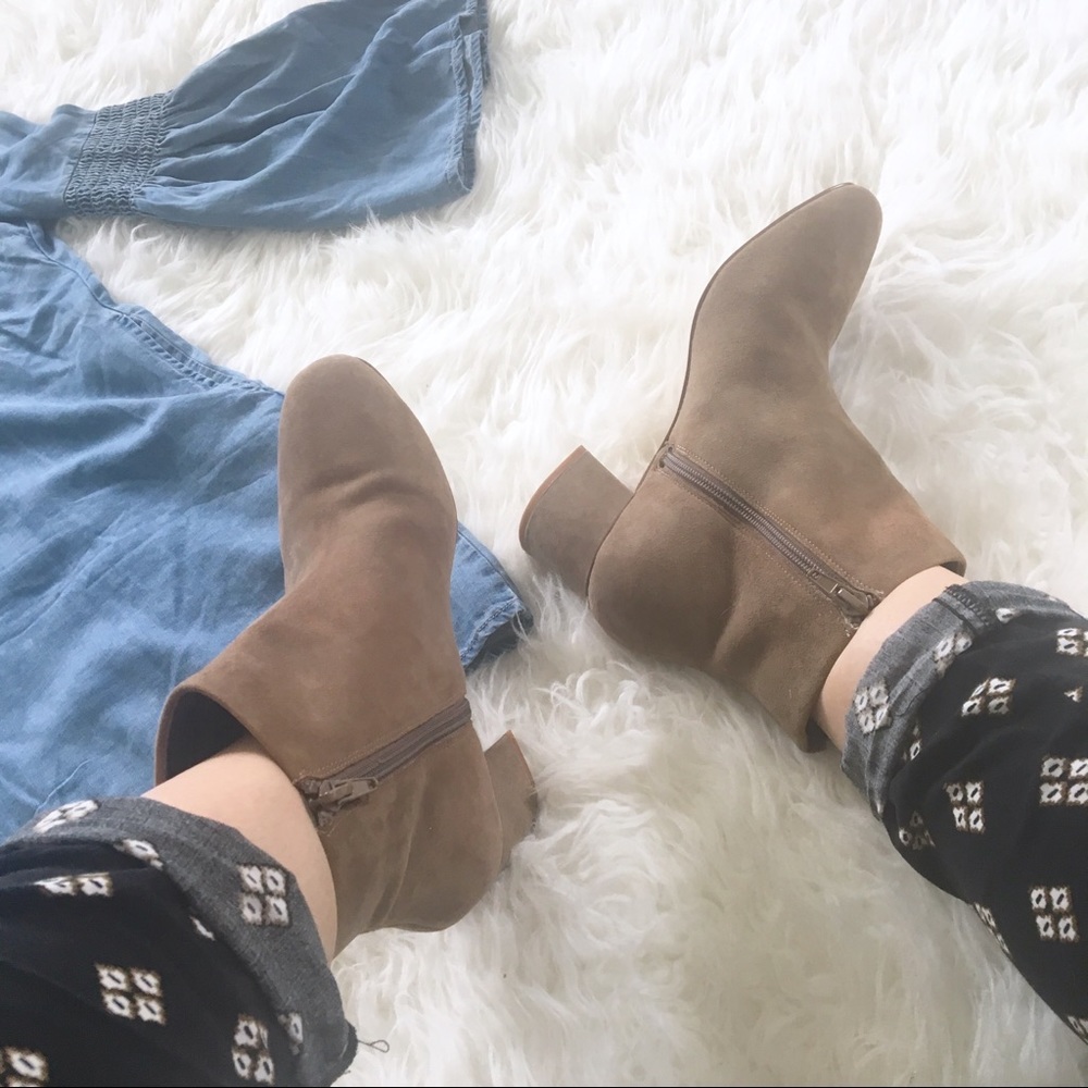 GAP SUEDE TAN BOOTIES